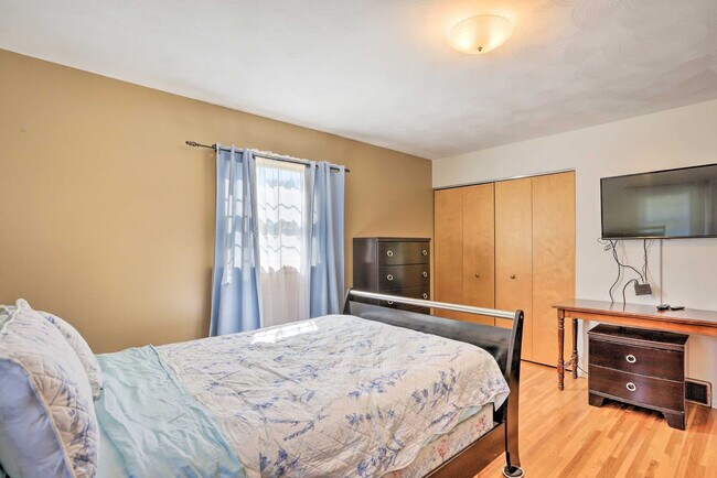 Building Photo - 1960 Pinelawn Dr