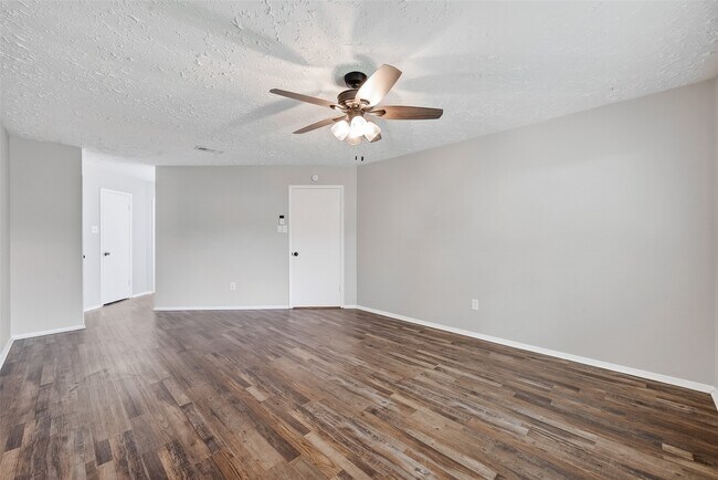 Building Photo - 15806 Pfeiffer Dr