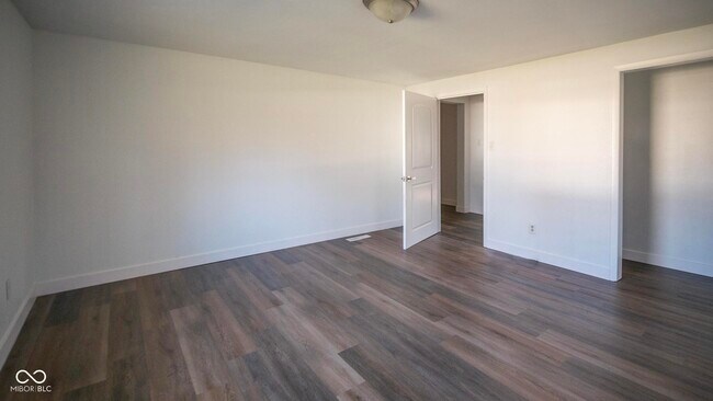 Building Photo - 2323 W 59th St