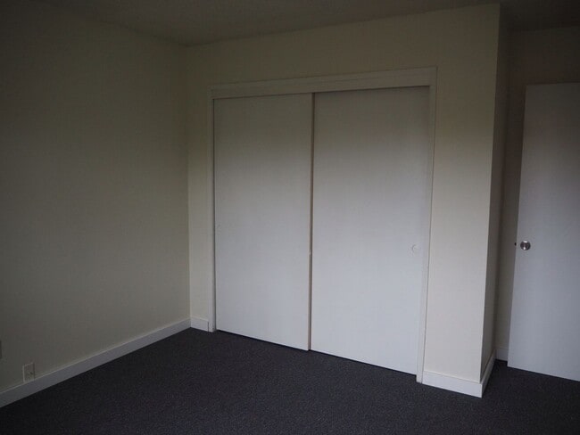 Building Photo - Updated, upstairs 2-bdrm/1-bath triplex apt—On-site w/d, off-street parking, near downtown St. Johns