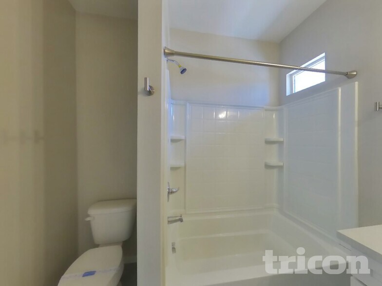 Building Photo - 4548 E Grandview St