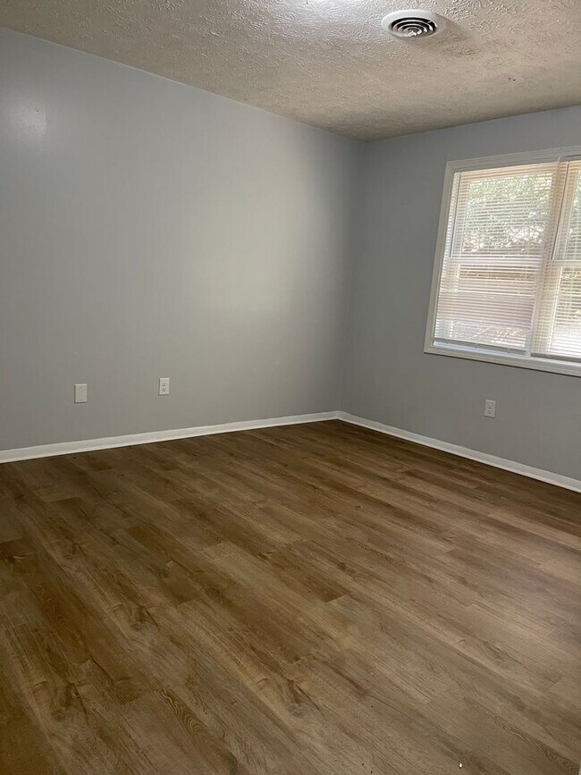 Building Photo - 2 bedroom/1 bath Westside Duplex!