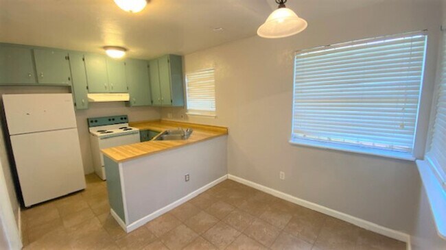 Building Photo - COZY 1/1 w/ Open Floor Plan, Vaulted Ceilings, Fenced in Yard, Solid Floors, Patio, & Washer/Drye...