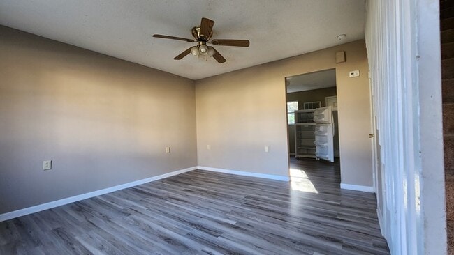 Building Photo - Renovated Townhouse