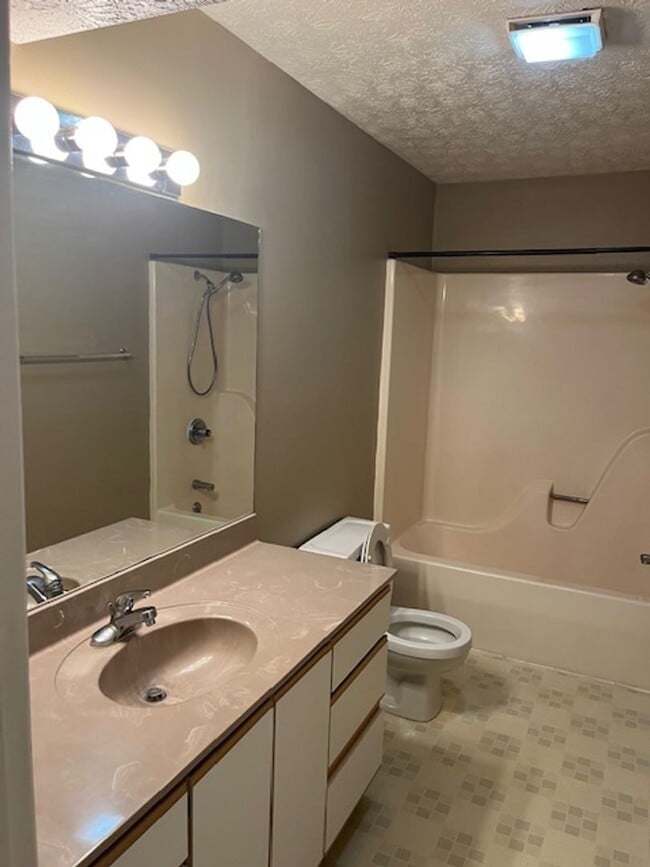 Building Photo - 3 bedroom, 2 bathroom duplex on Bloomingto...