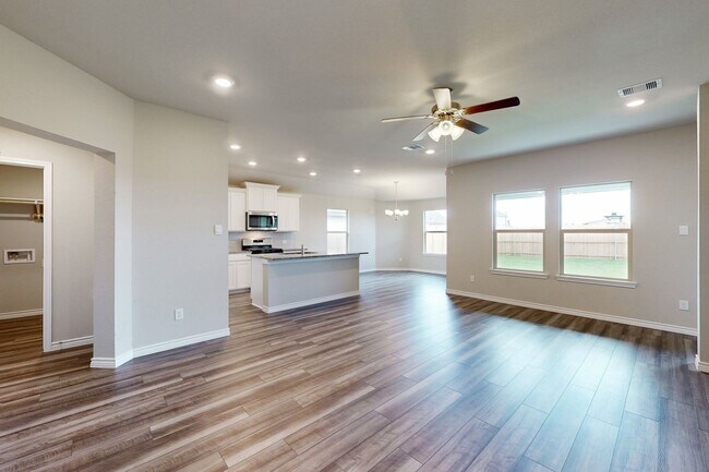 Building Photo - 3 Bedrom 2 bath with a 2 car garage in Sou...