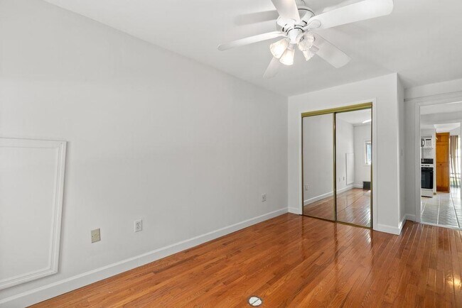 Building Photo - 114 56th St