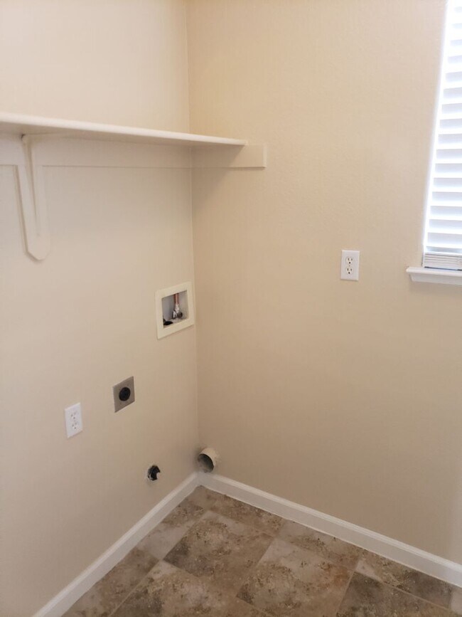 Building Photo - Wow! Move In Ready