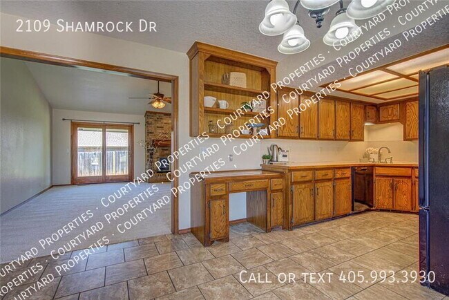 Building Photo - 2109 Shamrock Dr
