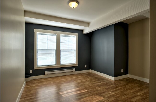 Building Photo - 2406