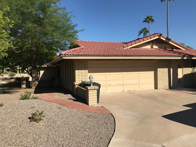 Building Photo - 185 E Cercado Ln