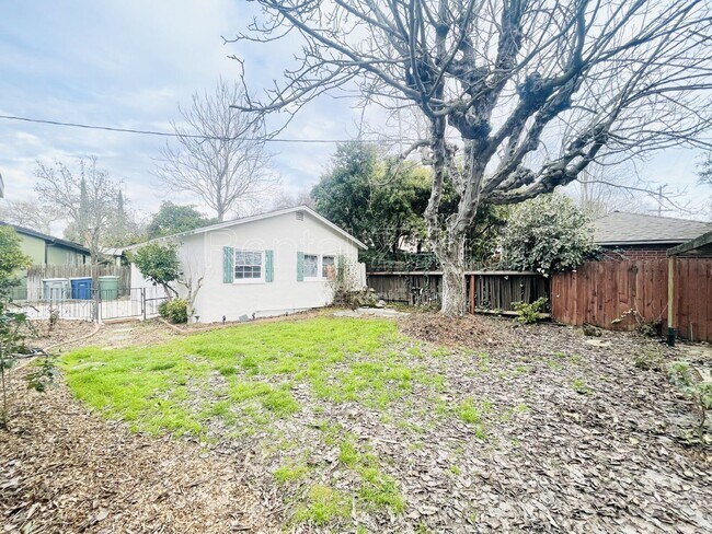 Building Photo - 2640 2nd Ave