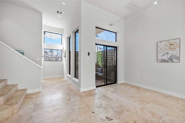 Building Photo - 2417 Charleston St