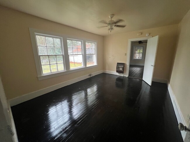 Building Photo - 3-bedroom, 1-bath home available in Opelousas