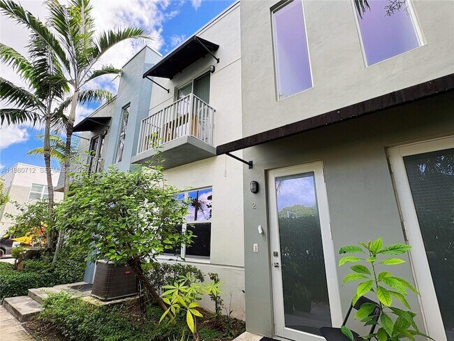 Building Photo - 440 NE 35th Ct