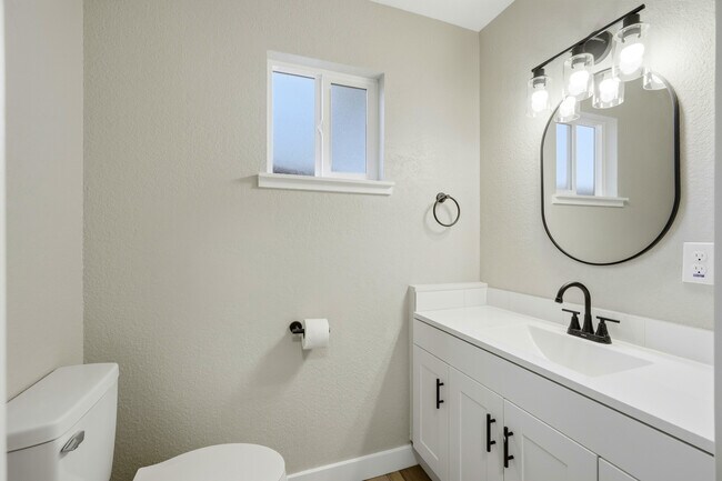 Building Photo - 2325 Yew St