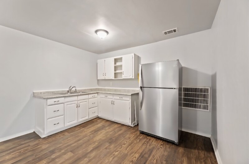 Building Photo - 2539 Hillsboro Ave