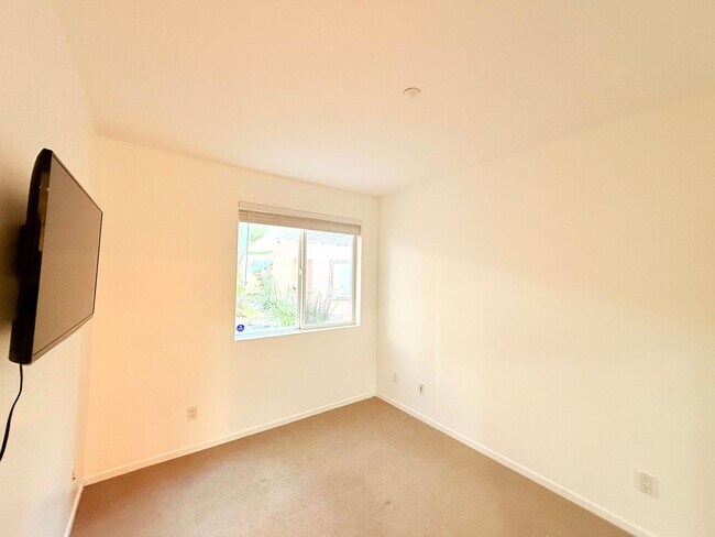Building Photo - Fantastic 2 Bed 2 Bath Condo Partially Fur...