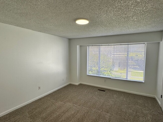 Building Photo - 2 BEDROOM TOWNHOME NEAR NORTH MEDFORD HIGH...