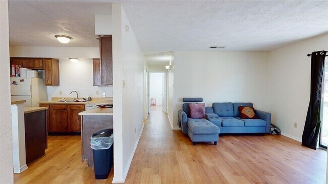 Building Photo - 1005 Spring Loop