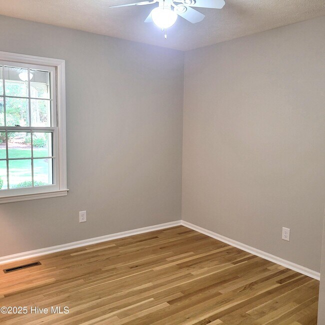 Building Photo - 62 Pine Ridge Dr