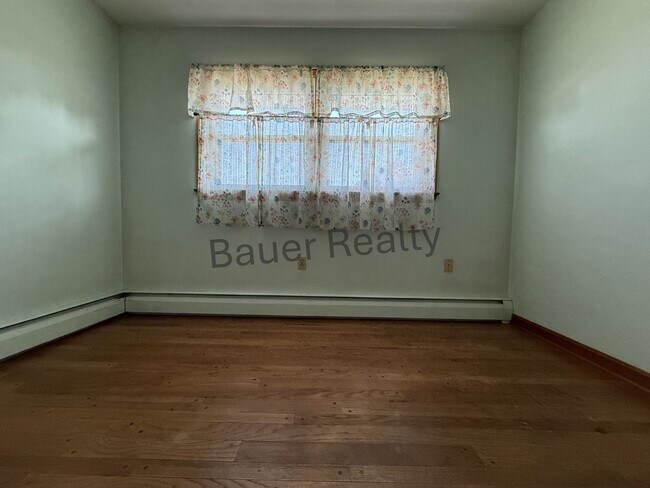 Building Photo - Four Bedroom, New London Schools