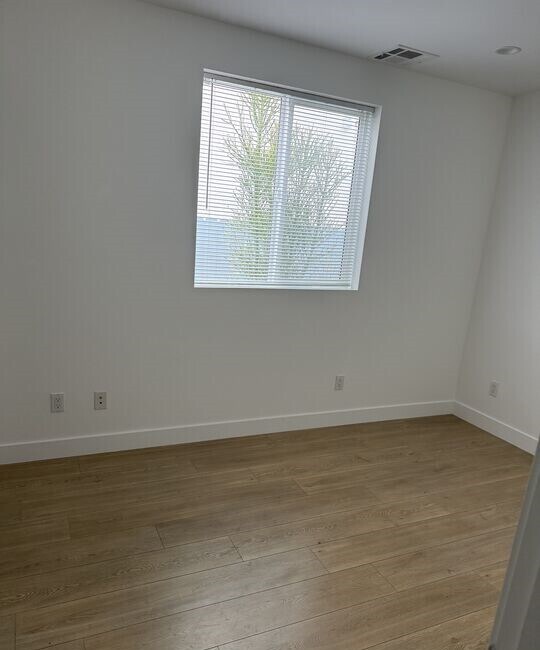 Building Photo - 227 N Park View St