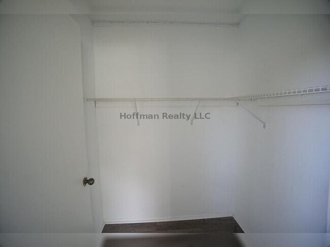 Building Photo - Spacious 1-Bedroom Condo with Modern Upgra...