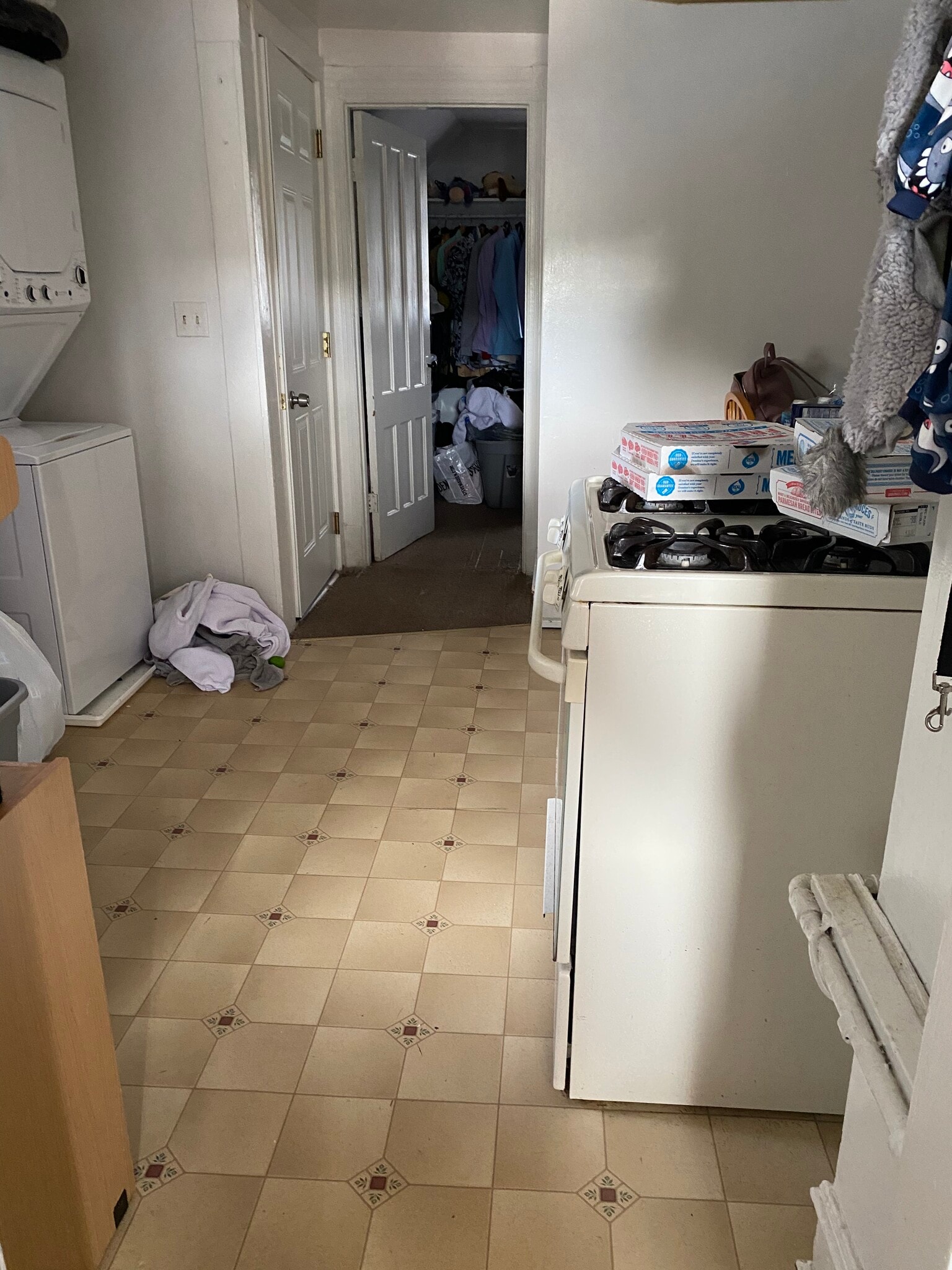 Kitchen looking in from livingroom - 14 Diamond St