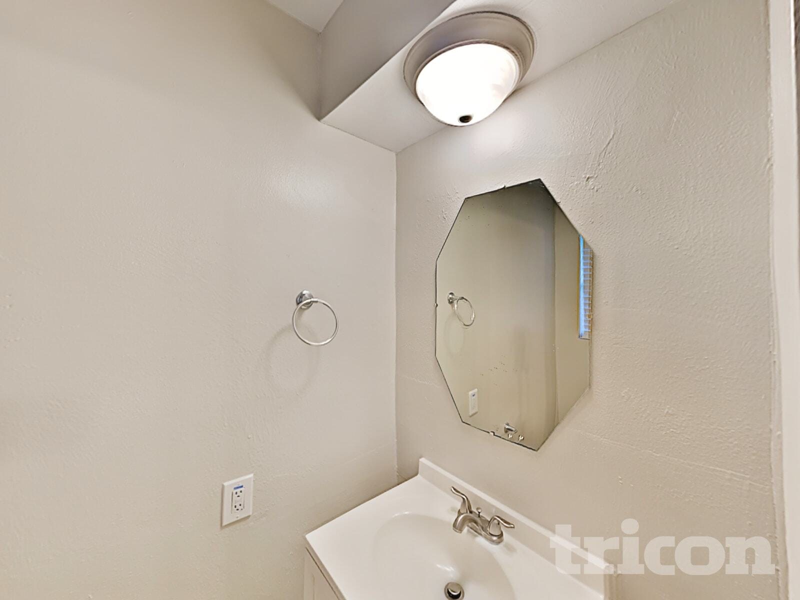 Building Photo - 411 E Carby Rd