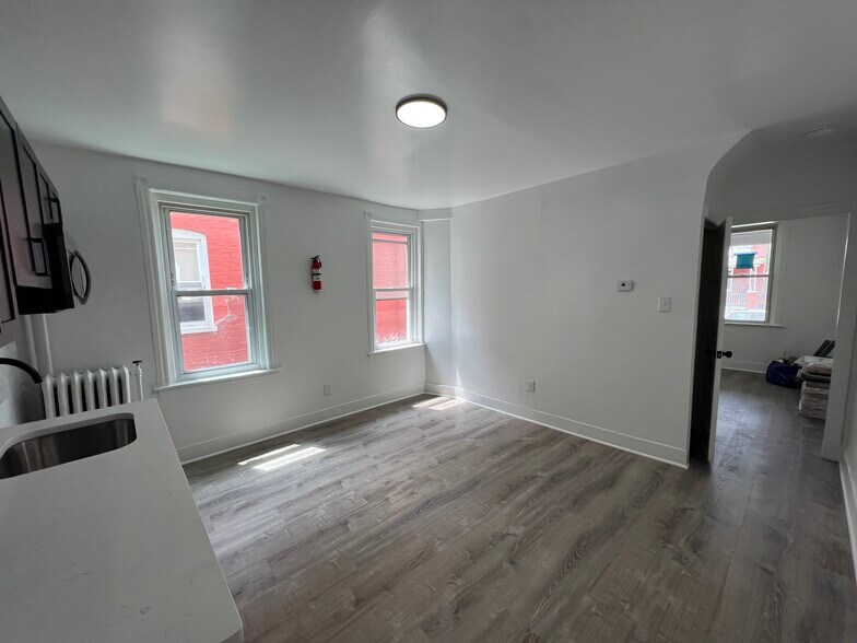 Building Photo - 305 E 20th St