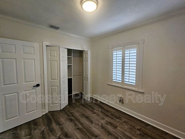 Building Photo - 3912 W Bay View Ave