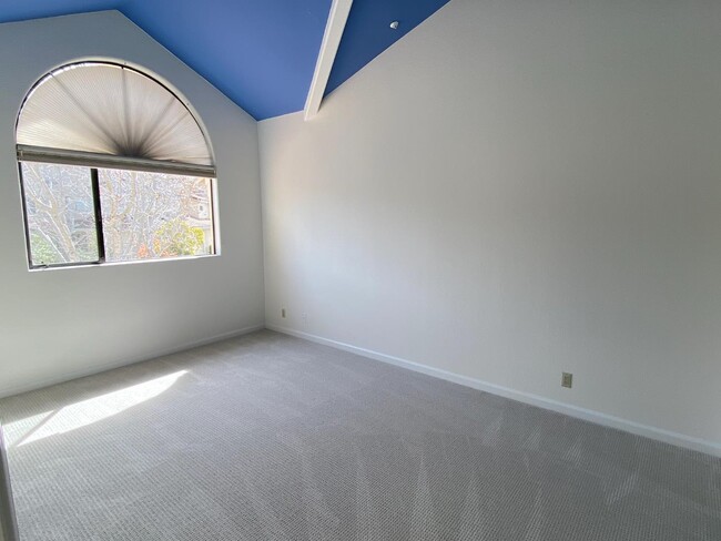 Building Photo - 27 Tulip Ln