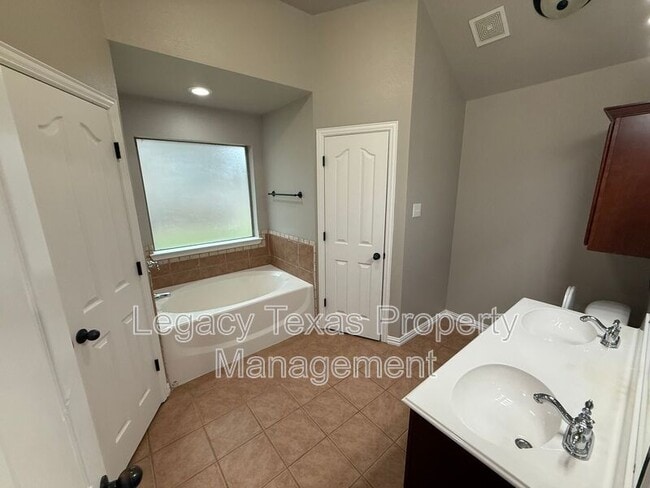 Building Photo - 3802 Pine Cir