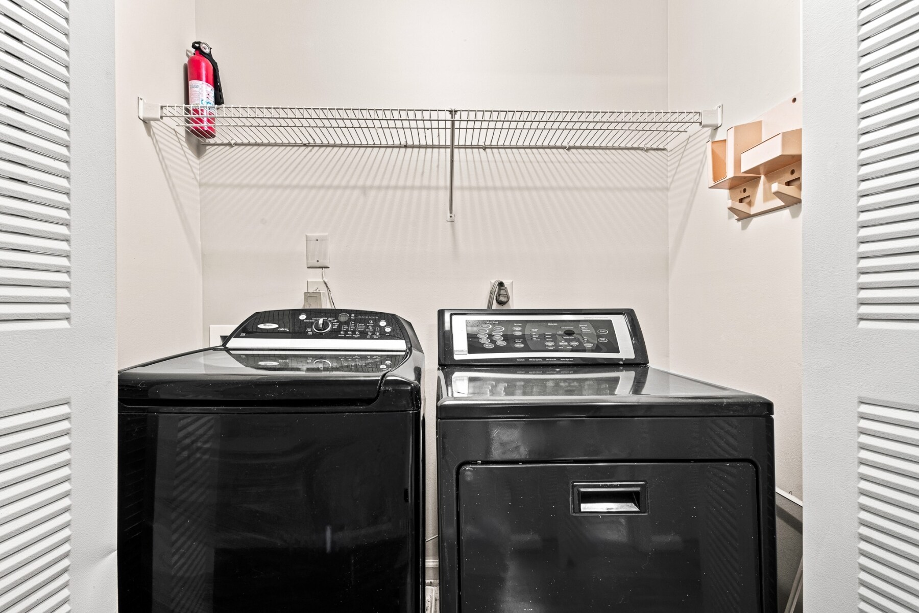 Laundry Closet w/Washer & Dryer - 98 Hampshire Ct