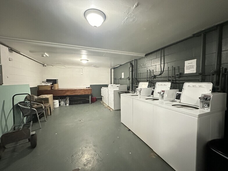 Building Photo - 1523 W Morse Ave