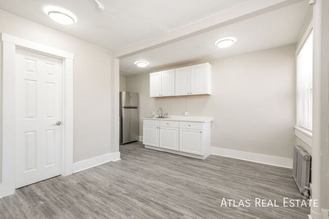 Building Photo - 970 N Pearl St