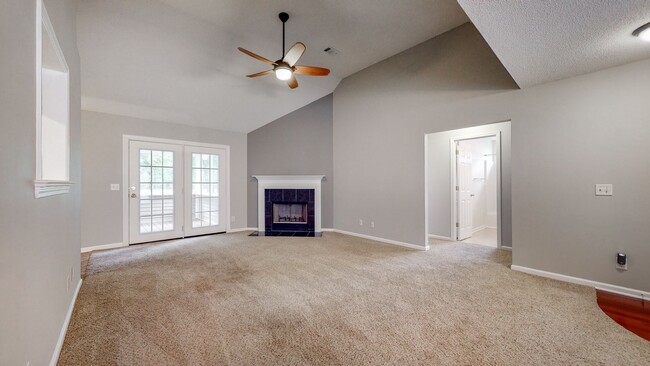 Building Photo - 4 Bedrooms, 2 Bathrooms in the Heart of Richmond Hill - Mulberry Subdivision