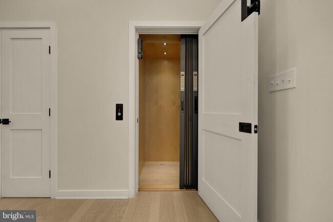 Building Photo - 4913 Sherier Pl NW