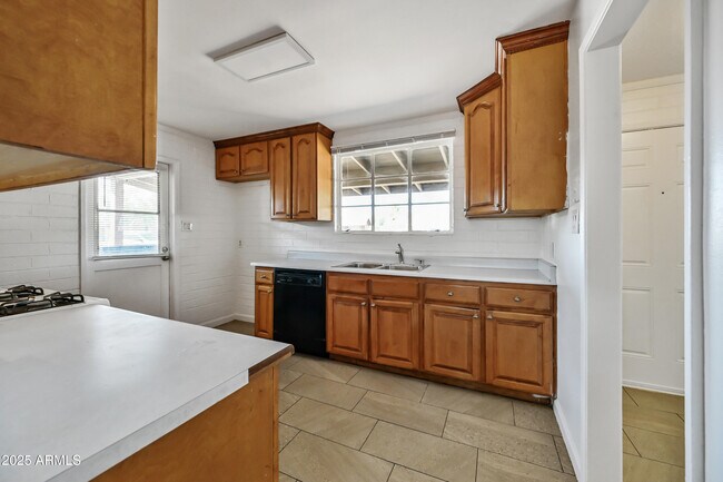 Building Photo - 3001 W Elm St
