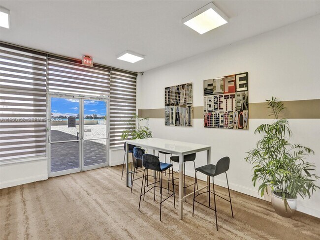 Building Photo - 10350 W Bay Harbor Dr