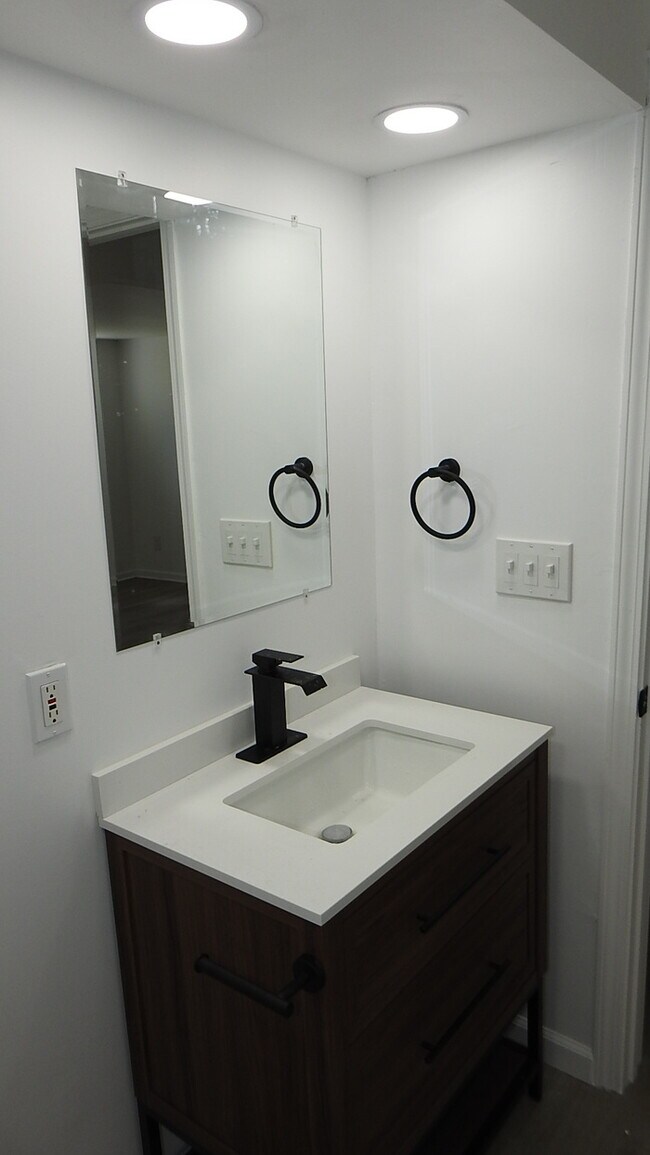 Building Photo - 3bed 2 full bath in North Kansas City, MO
