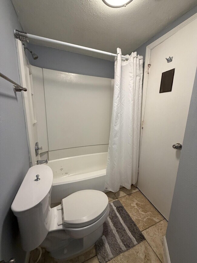 Building Photo - "Spacious 2-Bed, 2-Bath Condo Retreat in the Heart of Orlando!"