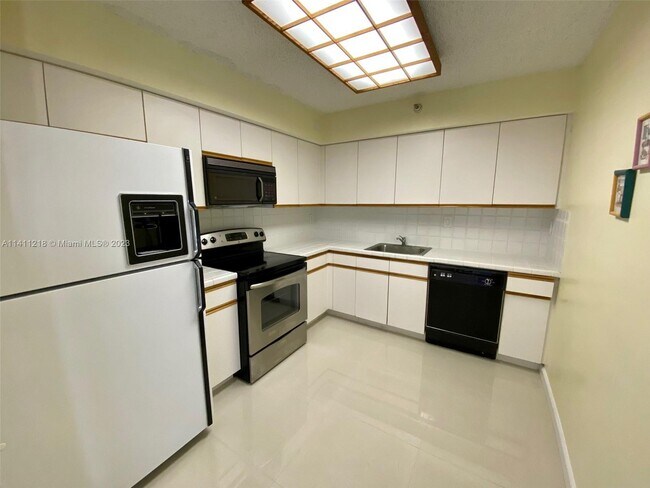 Building Photo - 3530 Mystic Pointe Dr