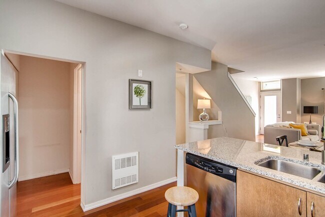 Building Photo - 2 Bedroom Loft Style Townhome Near Microsoft!