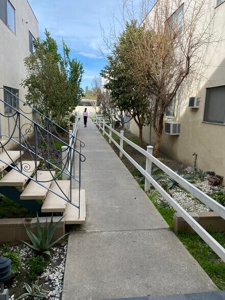 Building Photo - 12351 Oxnard St
