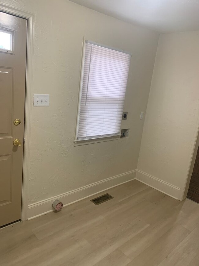 Building Photo - Semi-detached 3 bedroom 1 Bath House with Parking