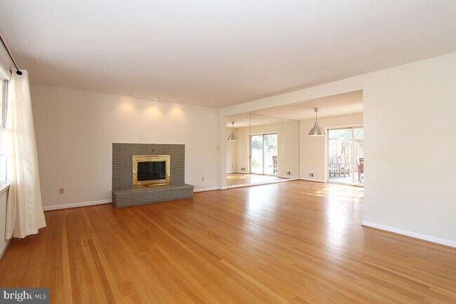 Building Photo - 6220 Robinwood Rd