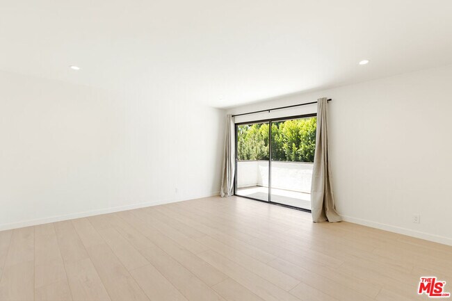 Building Photo - 4933 Collett Ave