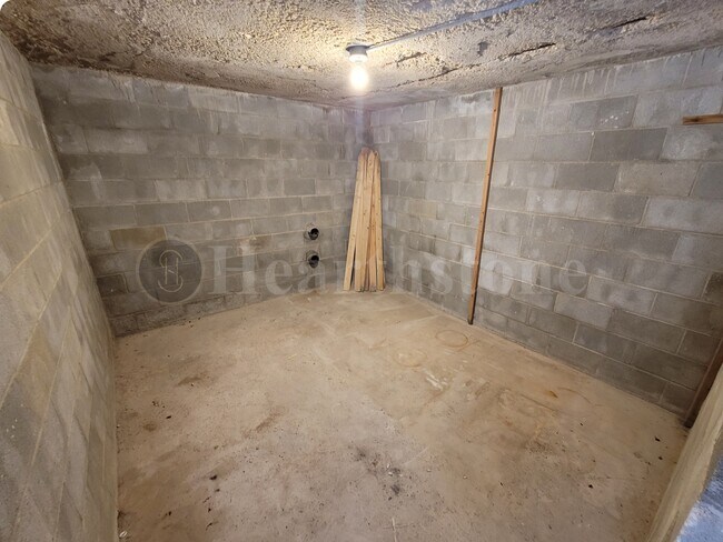 Building Photo - 212 N Globe Ave